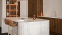 Elegancka kuchnia z wyspą i ścianą z konglomeratu TechniStone Calacatta Aurelia