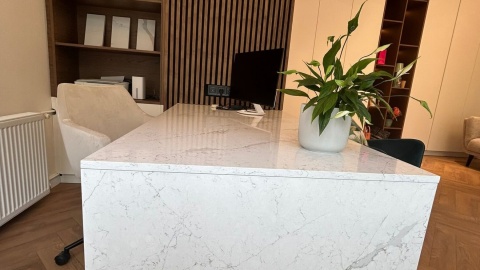 Biurko z blatem i obudową z jasnego konglomeratu TechniStone Calacatta Olympos