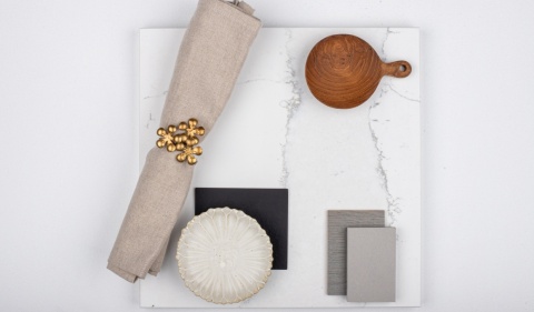 Moodboard TechniStone Calacatta Serchio z drewnem, tkaniną i neutralnymi dodatkami