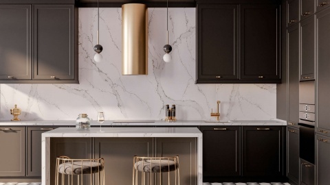 Elegancka kuchnia z blatem i ścianą z konglomeratu TechniStone Calacatta Volegno