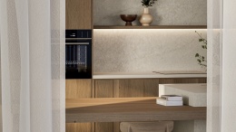 Kuchnia z blatem i ścianą z jasnego konglomeratu TechniStone Emperador Beige