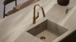 Zintegrowany zlewozmywak w blacie TechniStone Emperador Beige z mosiężną baterią