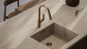 Zintegrowany zlewozmywak w blacie TechniStone Emperador Beige z mosiężną baterią