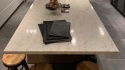Duża wyspa kuchenna z polerowanym blatem TechniStone Glencoe