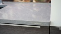 Detal blatu TechniStone Noble Pro Cloud Poler z subtelnym jasnym rysunkiem na szarym tle.