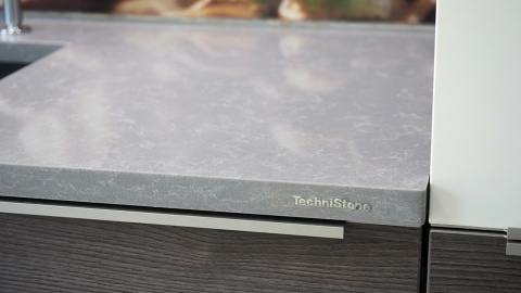 Detal blatu TechniStone Noble Pro Cloud Poler z subtelnym jasnym rysunkiem na szarym tle.