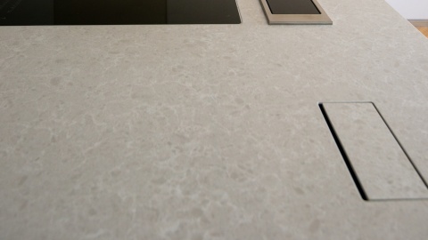 Detal jasnego blatu TechniStone Noble Quartzite z subtelną strukturą naturalnego kamienia.