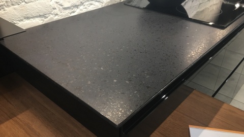 Zbliżenie matowej powierzchni TechniStone Taurus Terazzo Dark na blacie kuchennym.