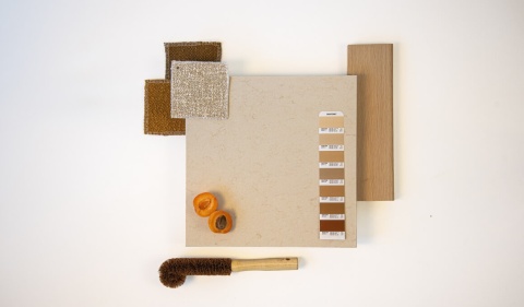 Moodboard TechniStone Venato Oro z kremowym dekorem, jasnym drewnem i ciepłymi dodatkami.