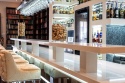 Domowy bar z długim blatem z konglomeratu kwarcowego TechniStone Brilliant White