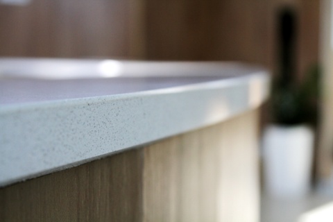 Zbliżenie polerowanej krawędzi blatu TechniStone Brilliant White