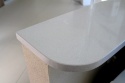 Biały blat TechniStone Brilliant White z zaokrągloną, polerowaną krawędzią