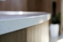 Zbliżenie polerowanej krawędzi blatu TechniStone Brilliant White