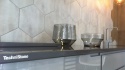 Polerowany blat kuchenny TechniStone Crystal Anthracite Pure z szarymi frontami
