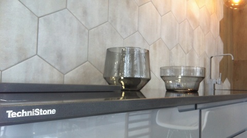 Polerowany blat kuchenny TechniStone Crystal Anthracite Pure z szarymi frontami