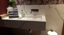 Blat i umywalka z TechniStone Crystal Calacatta Silva w eleganckiej łazience