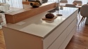 Polerowany blat wyspy TechniStone Crystal Diamond w kuchni z drewnianymi akcentami
