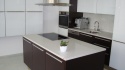 Jasny blat kuchenny TechniStone Crystal Diamond z ciemnymi frontami