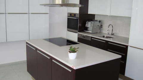 Jasny blat kuchenny TechniStone Crystal Diamond z ciemnymi frontami