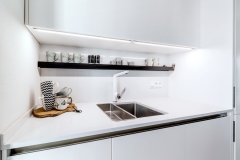 Blat kuchenny TechniStone Crystal Polar White z podwieszanym zlewozmywakiem