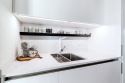 Blat kuchenny TechniStone Crystal Polar White z podwieszanym zlewozmywakiem