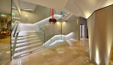 Schody z konglomeratu TechniStone Crystal Polar White w nowoczesnym wnętrzu