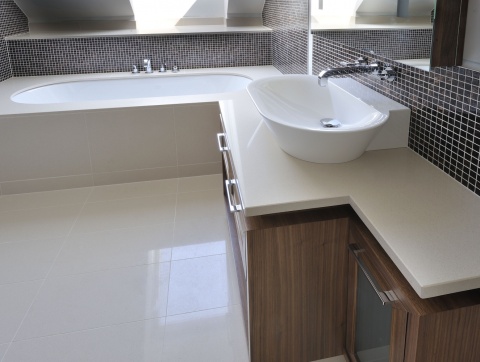 Jasny blat łazienkowy TechniStone Crystal Royal z umywalką nablatową