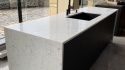 Wyspa kuchenna z polerowanym blatem TechniStone Noble Arco i czarnymi frontami