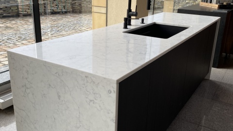 Wyspa kuchenna z polerowanym blatem TechniStone Noble Arco i czarnymi frontami