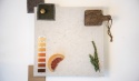 Moodboard z TechniStone Noble Arco Gold, drewnem, tkaninami i ciepłymi dodatkami