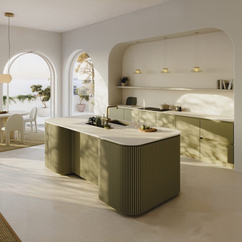 Jasna kuchnia z wyspą wykończoną TechniStone Noble Arco Gold i oliwkowymi frontami