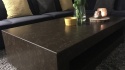 Stolik kawowy z TechniStone Noble Athos Brown, ciemny brązowy blat w nowoczesnym salonie.