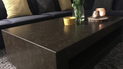 Stolik kawowy z TechniStone Noble Athos Brown, ciemny brązowy blat w nowoczesnym salonie.