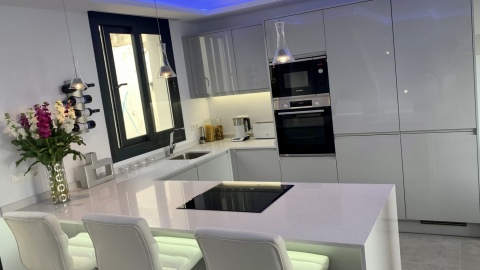 Biała kuchnia z wyspą i polerowanym blatem TechniStone Starlight White