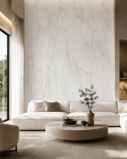 Salon z kominkiem i efektowną ścianą ze spieku FLORIM Marble Calacatta w jasnym wnętrzu.
