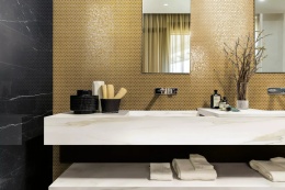 Łazienka z blatem FLORIM Stone Marble Calacatta Gold, jasny spiek z delikatnym złotym użyleniem.