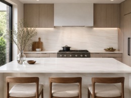 Kuchnia z FLORIM Stone Bianco Lasa Glossy Mirror 12 mm STU na wyspie, blacie i ścianie.