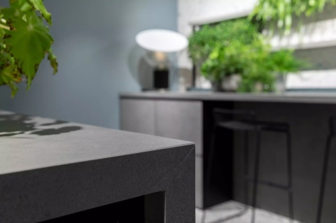 Blat z FLORIM Stone Cement Dark Grey Matte Soft w nowoczesnej kuchni.