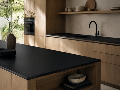 Kuchnia z FLORIM Stone Color Black Matte, czarnym spiekiem na blacie i wyspie kuchennej.