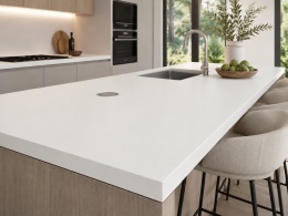 Wyspa kuchenna z FLORIM Stone Color White Matte, jednolitym białym spiekiem o matowym wykończeniu.