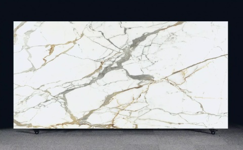 Płyta FLORIM Stone Eternal Gold, biały spiek o wyrazistym marmurowym użyleniu w szarości i złocie.