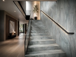 Schody z FLORIM Stone Marble Beryl Matte Silk, jasny spiek o szaro-niebieskim użyleniu.