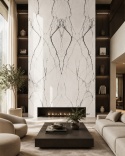 Salon z kominkiem i FLORIM Stone Marble Breach White w układzie bookmatch na ścianie.