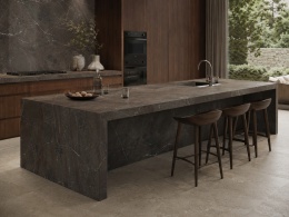 Kuchnia z FLORIM Stone Marble Brun Matte Silk, masywna wyspa kuchenna z ciemnego spieku kwarcowego.