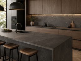 Kuchnia z FLORIM Stone Marble Brun Matte Silk, ciemny spiek kwarcowy na blacie i wyspie kuchennej.