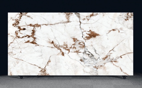 Spiek kwarcowy FLORIM Stone Marble Capraia 12 mm – cała płyta o jasnym tle i miedziano-brązowym użyleniu