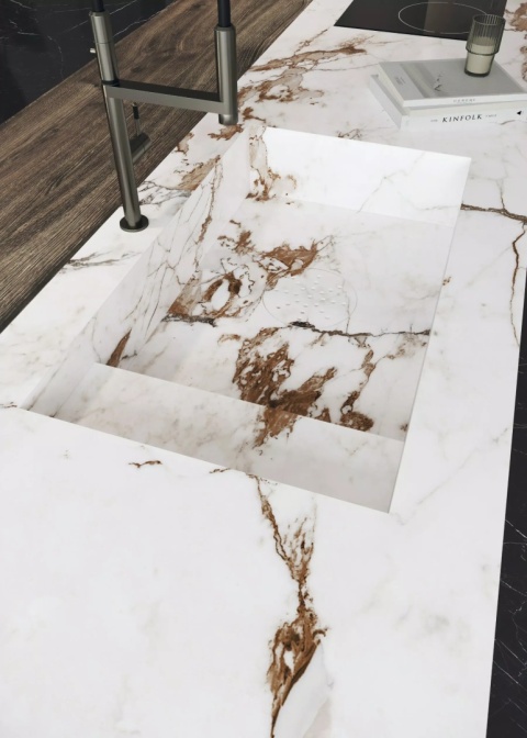 Nowoczesny zlewozmywak ze spieku FLORIM Stone Marble Capraia 12 mm z wyrazistym miedzianym użyleniem
