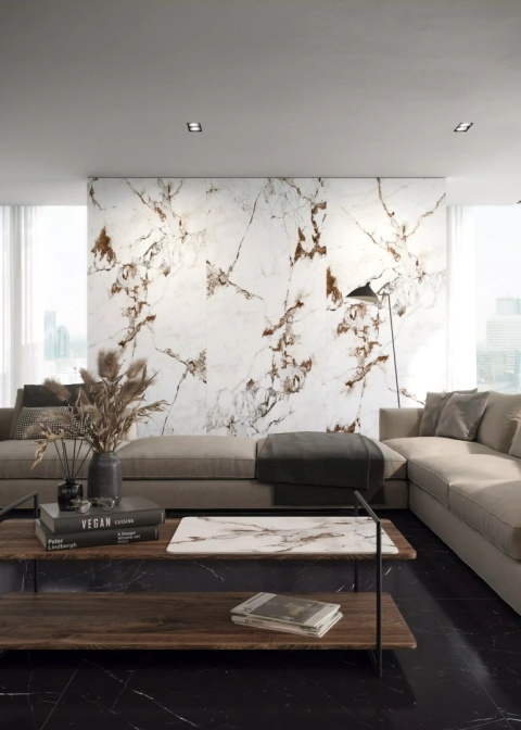 Salon z dekoracyjną ścianą ze spieku FLORIM Stone Marble Capraia 12 mm i stolikiem w dopasowanym wzorze