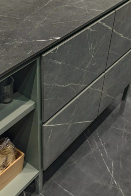Zabudowa meblowa z FLORIM Stone Marble Gray, ciemnoszary spiek z cienkimi białymi żyłami.