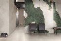 Salon z FLORIM Stone Heritage Aqua, zielono-kremowym spiekiem zastosowanym na dużej ścianie.